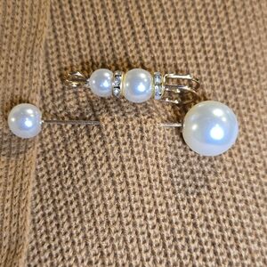 2 Faux Pearl and Gold Tone Brooches/Pins